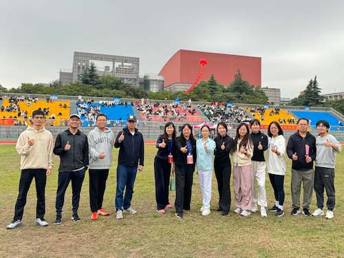 图14 桃花族论坛
教工参加接力赛团体赛合照