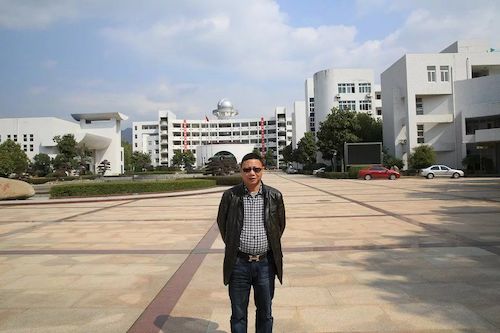 谢余泉老师照片 谢余泉老师照片