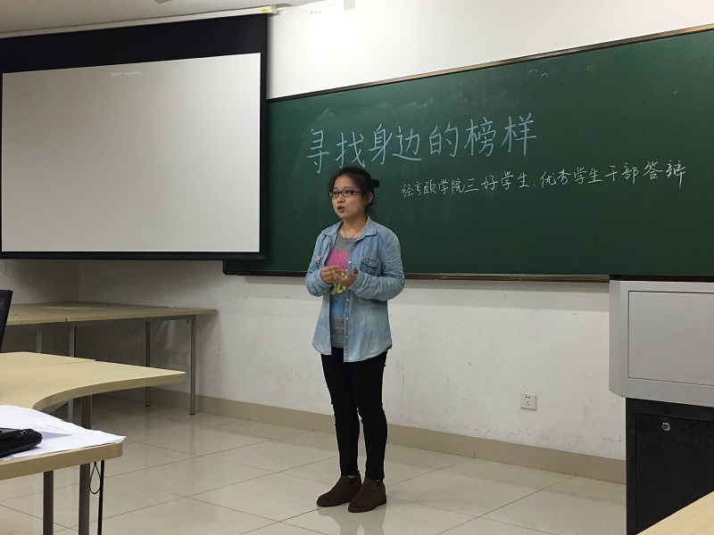 1507810045112786.jpg 图为优秀学生干部答辩蛤蛤蛤.jpg