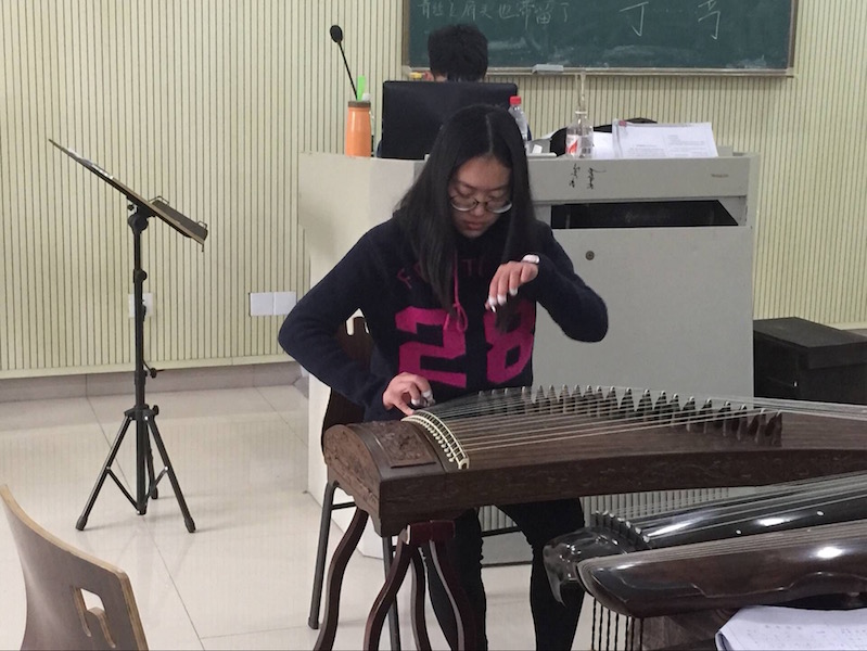 图为参考同学弹奏古筝.jpg