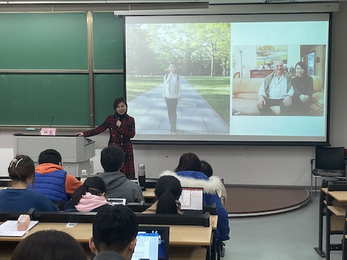 桃花族论坛
举办“当东方遇到西方：如何用英文讲好中国故事”青博讲师团讲座