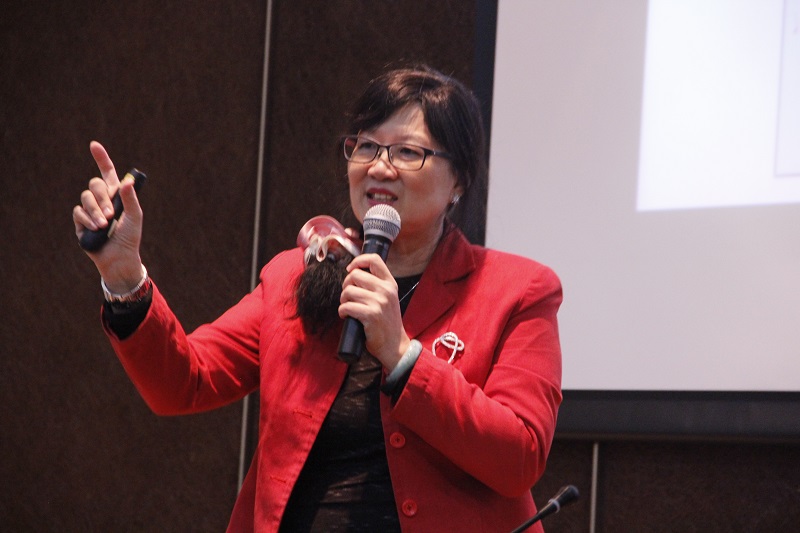 1479953928493746.jpg 图为邱美虹教授演讲.JPG