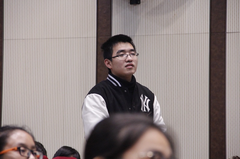 1479953810108276.jpg 图为同学向教授提问.JPG