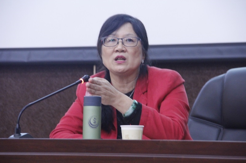 1479954174214255.jpg 图为教授回答同学问题.JPG