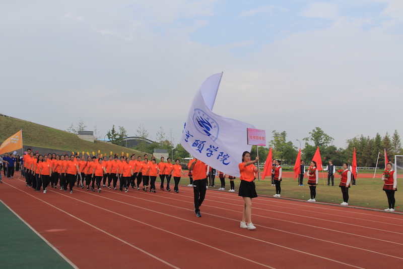 图为桃花族论坛
同学在走方阵.JPG